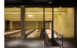 Bodega Institucional de La Grajera: sala de barricas