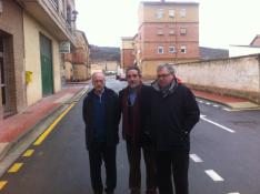 El director general de Política Local, José Miguel Crespo, visita las calles Juan José Alonso y Castillo tras las obras de urbanización llevadas a cabo.