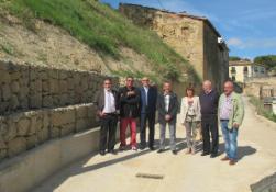 El consejero de Obras Públicas, Política Local y Territorial, Antonino Burgos, ha supervisado la reparación de los daños por los desprendimientos en la Cerca del Torreón en Briones.