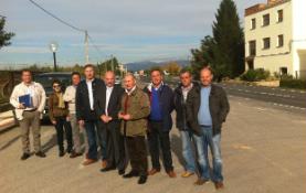 El director general de Obras Públicas y Transportes, Víctor Garrido, ha supervisado las obras de refuerzo del firme de la carretera LR-254 entre Lardero y Alberite.