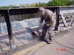 Limpieza a chorro para eliminar las capas de pinturas existentes