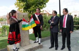 Sanz descubre la placa del nuevo puente