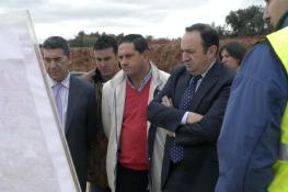 Sanz visitando las obras