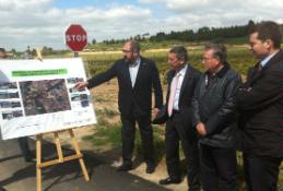 las bodegas de Haro y el límite con la provincia de Álava en dirección a Labastida, junto al alcalde de Haro, Patricio Capellán, y el director general de Obras Públicas de la Diputación Foral de Álava, Juan Ramírez....