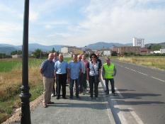 El consejero de Obras Públicas, Política Local y Territorial, Antonino Burgos, supervisa las obras de construcción de una acera en la travesía de la carretera LR-113 al polígono industrial.