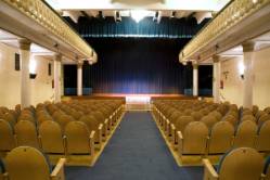 Sala Gonzalo de Berceo escenario con telón azul