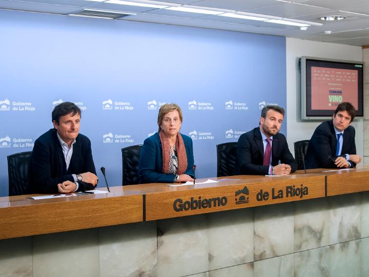 La consejera de Desarrollo Económico e Innovación, Leonor González Menorca, presenta el foro Imaginex 2017 dirigido al sector del vino.