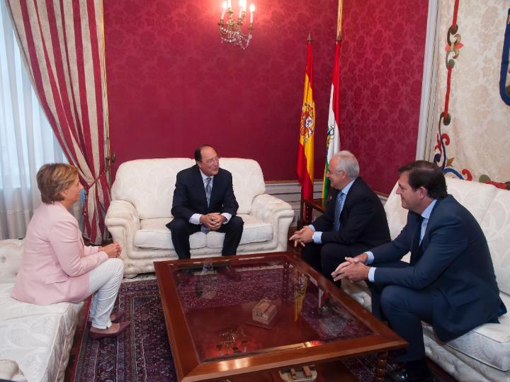 El presidente del Gobierno de La Rioja, José Ignacio Ceniceros, recibe a Carlos Moro, Premio Nacional de Innovación 2016.