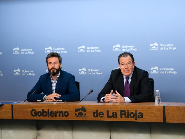 El gerente de la ADER, Javier Ureña, junto con el director del Club de Marketing, Eladio Araiz, presentan el XII Foro de Excelencia 2016: Gestión avanzada. Prepárate para crecer.