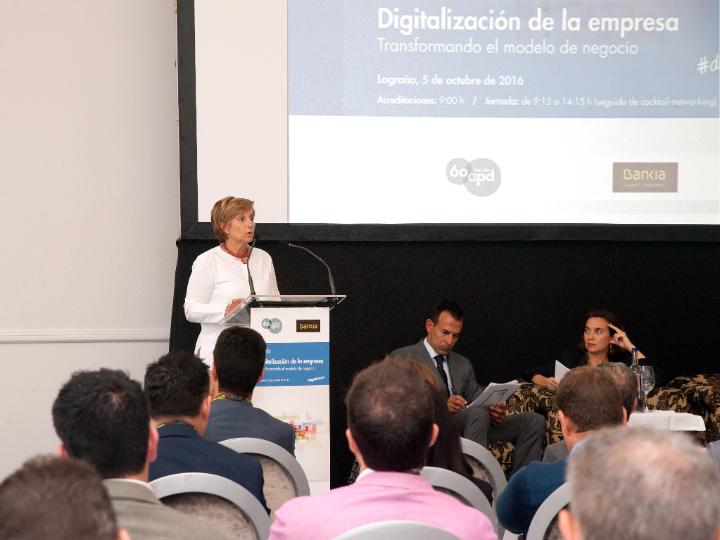 La consejera de Desarrollo Económico e Innovación, Leonor González Menorca, inaugura la jornada sobre Digitalización de la Empresa organizada por APD y Bankia.