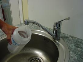 Llenado de envase con agua tras añadir el neutralizante