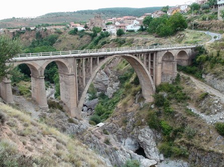 Puente sobre el río Jubera