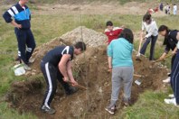 Escolares plantando árboles en los sotos del ebro