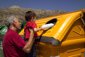 depositando en contenedor