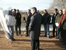 Burgos atiende a las explicaciones del Ingeniero