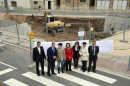 El presidente de la Comunidad de La Rioja, Pedro Sanz, visita el comienzo de las obras de construcción de 12 viviendas y un local para la Asociación para la Demencia del Alzheimer.