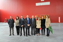 El presidente de la Comunidad de La Rioja, Pedro Sanz, visita la Plaza de la Constitución del Villar de Arnedo y las obras de construcción del nuevo frontón municipal.