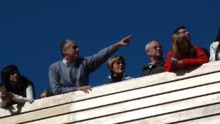 Abad, dando explicaciones desde la terraza