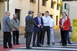 Pedro Sanz comprueba un paso elevado junto al consejero de Obras Públicas, Antonino Burgos, y el alcalde de Ezcaray, Diego Bengoa.