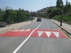 Vista de un reductor en el casco urbano de Alberite