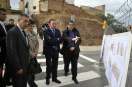 Pedro Sanz, Yolanda Preciado y Antonino Burgos asisten con interés a las explicaciones del proyecto.