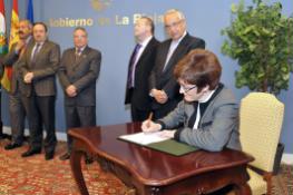 La alcaldesa de Alfaro, Yolanda Preciado, firma el convenio.