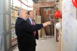 El presidente de la Comunidad de La Rioja, Pedro Sanz, visita el parque cardiosaludable y las obras del nuevo ayuntamiento en Cihuri.