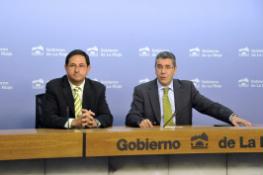 El consejero de Obras Públicas, Política Local y Territorial, Antonino Burgos, y el alcalde de Entrena, Esteban Pérez, firman un convenio de colaboración para la ejecución de obras en el municipio.